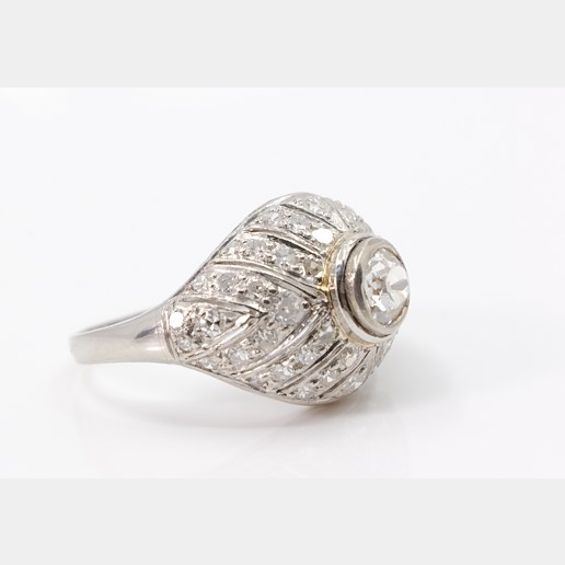 .. - Prsten s diamanty Art Deco, platina 900/1000, hrubá hmotnost 5,80 g