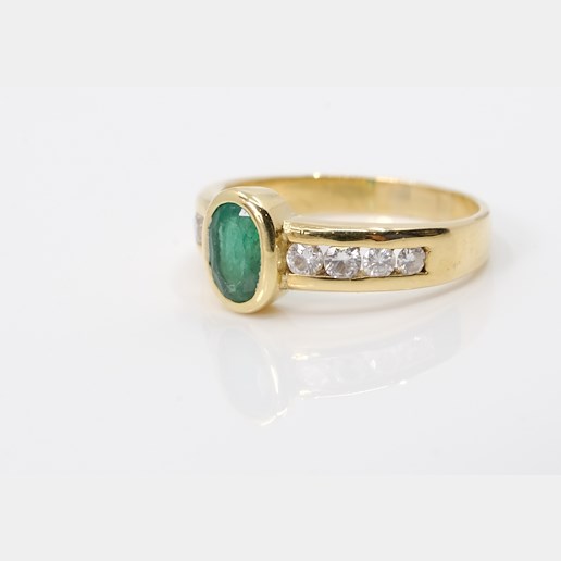 .. - Prsten s diamanty a smaragdem, zlato 750/1000, hrubá hmotnost 4,45 g
