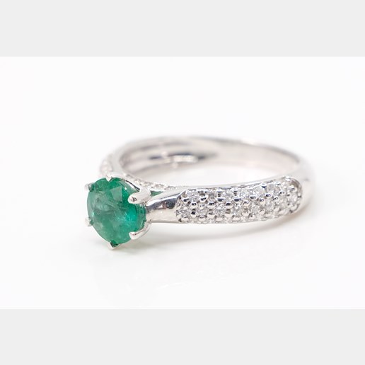 .. - Smaragdový prsten zasázený brilianty, bílé zlato 750/1000, hrubá hmotnost 3,50 g