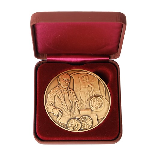 Mince - Měděná medaile ke 100. Výročí od začátku ražby mincí v ČSR v Kremnici etue R! Měď 999/1000, hrubá hmotnost 140g. 