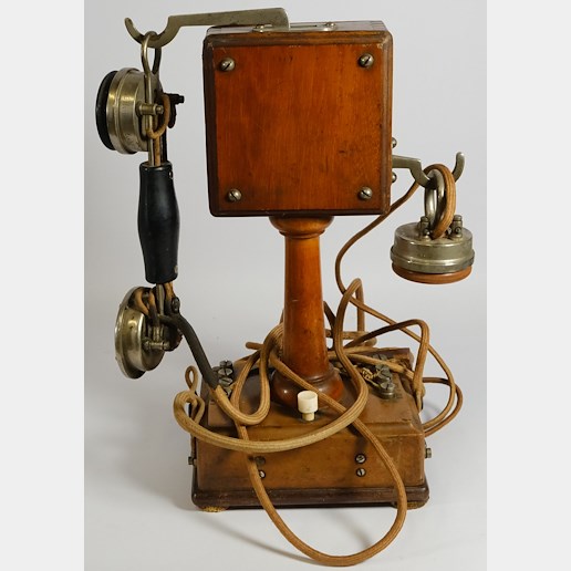 .. - Historický telefonní přístroj 